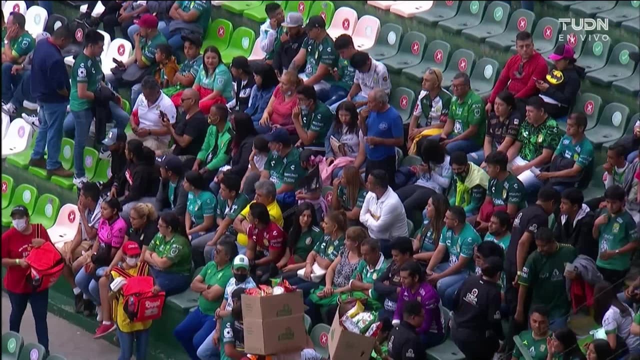 ¡GOL!  anota para León. Lucas Di Yorio