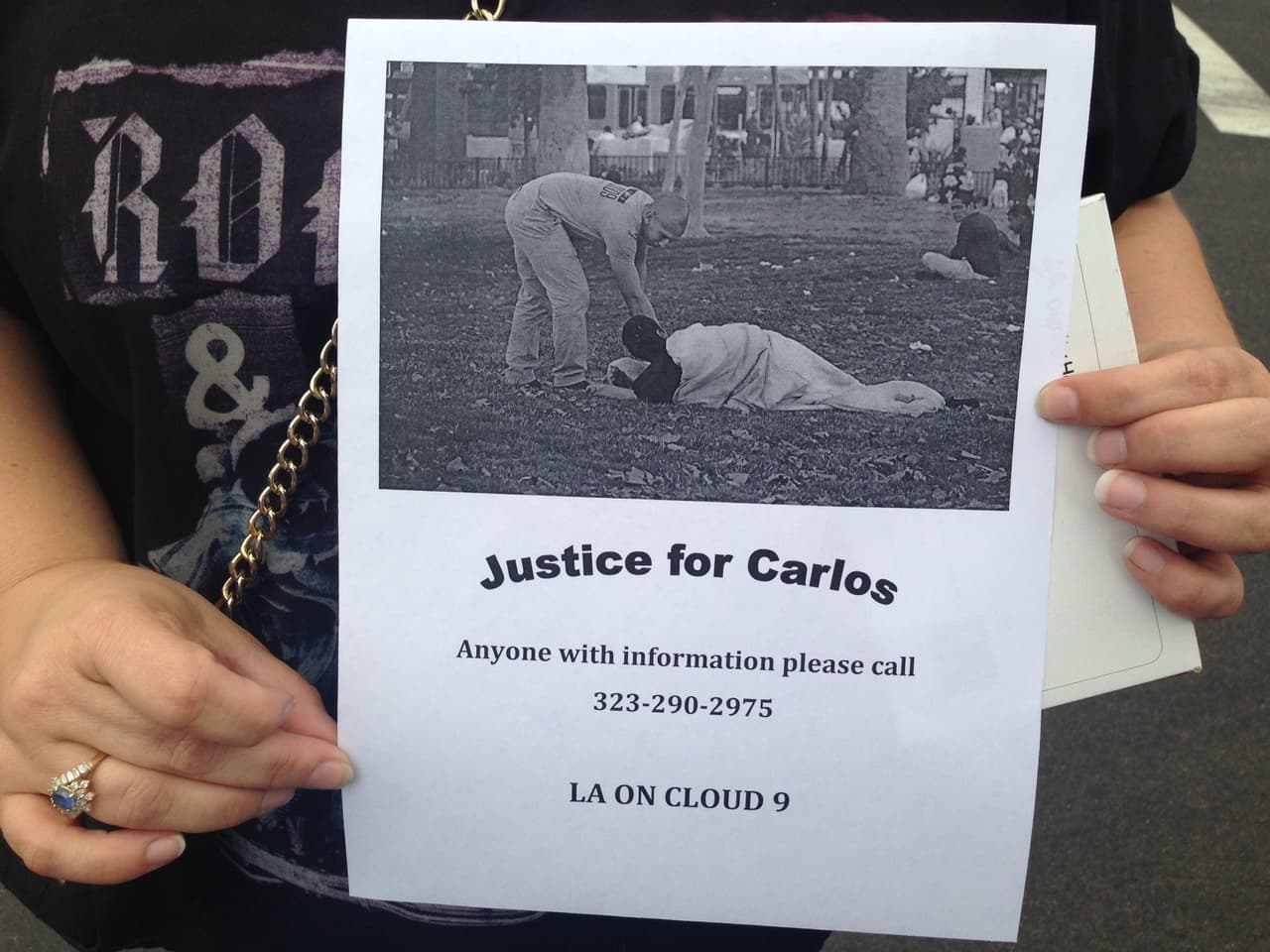 Una emotiva vigilia recordó a Carlos Segovia, el marine que murió luego de ser baleado en el Sur de Los Ángeles.