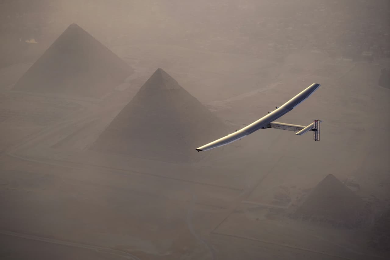 Etapa 16. Sevilla a El Cairo. Este avión impulsado por energía solar comenzó su travesía en marzo de 2015, pero llegó a El Cairo en un vuelo proveniente de España que tardó 50 horas y 30 minutos.