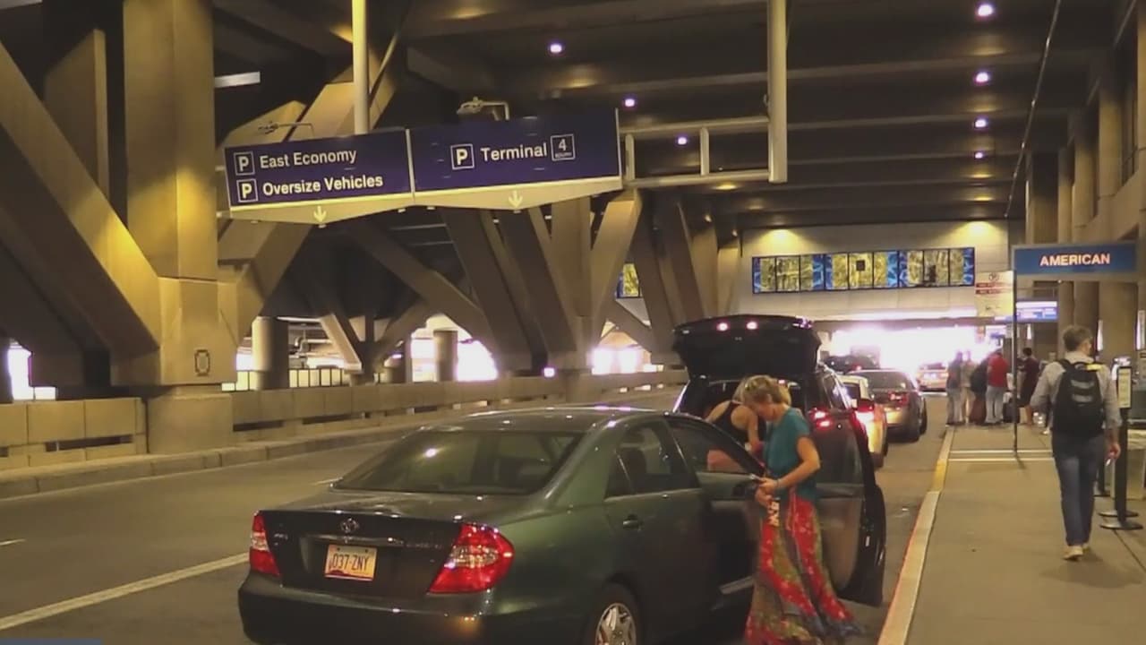 Posible aumento de tarifas a Lyft y Uber en aeropuerto Sky Harbor