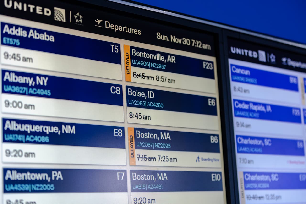 A primera hora del domingo, más de
<b>250 vuelos</b> con origen o destino en O’Hare
<a href="https://www.univision.com/local/chicago-wgbo/tormenta-invernal-provoca-700-cancelaciones-aeropuertos-chicago" target="_blank">habían sido cancelados</a> y más de
<b>1,000</b> registraban retrasos, de acuerdo con FlightAware.