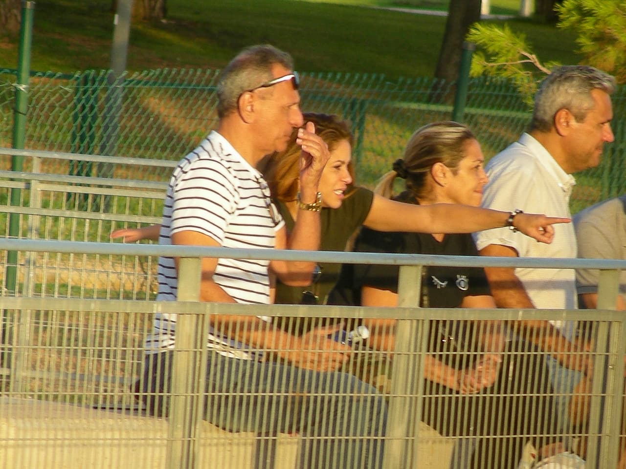 Acompañada por Sasha, ella disfrutó de lo que acontecía en el campo desde su asiento en una banca.