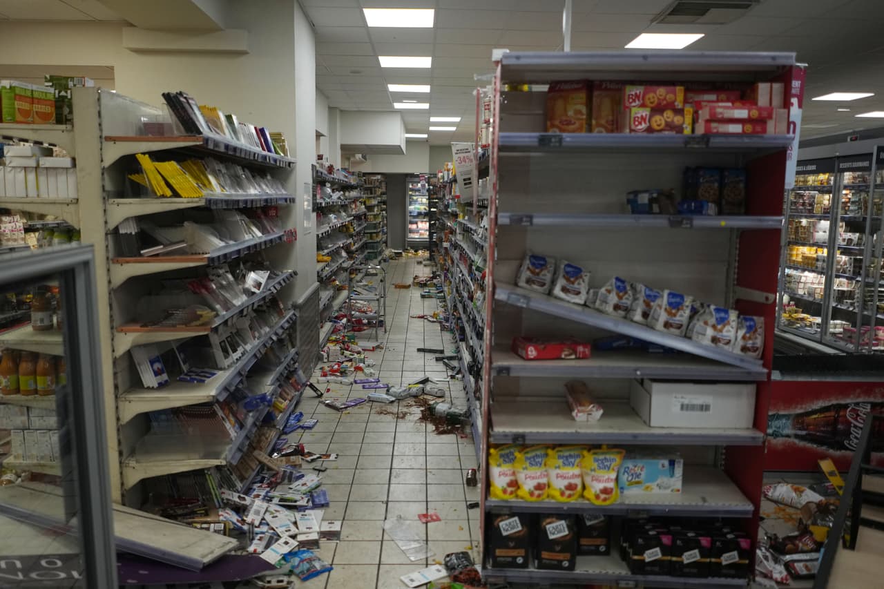 Esta foto muestra una tienda saqueada durante una manifestación contra el aumento del costo de vida, sumándose a las quejas de los estudiantes, en París, el sábado 17 de octubre de 2026.
