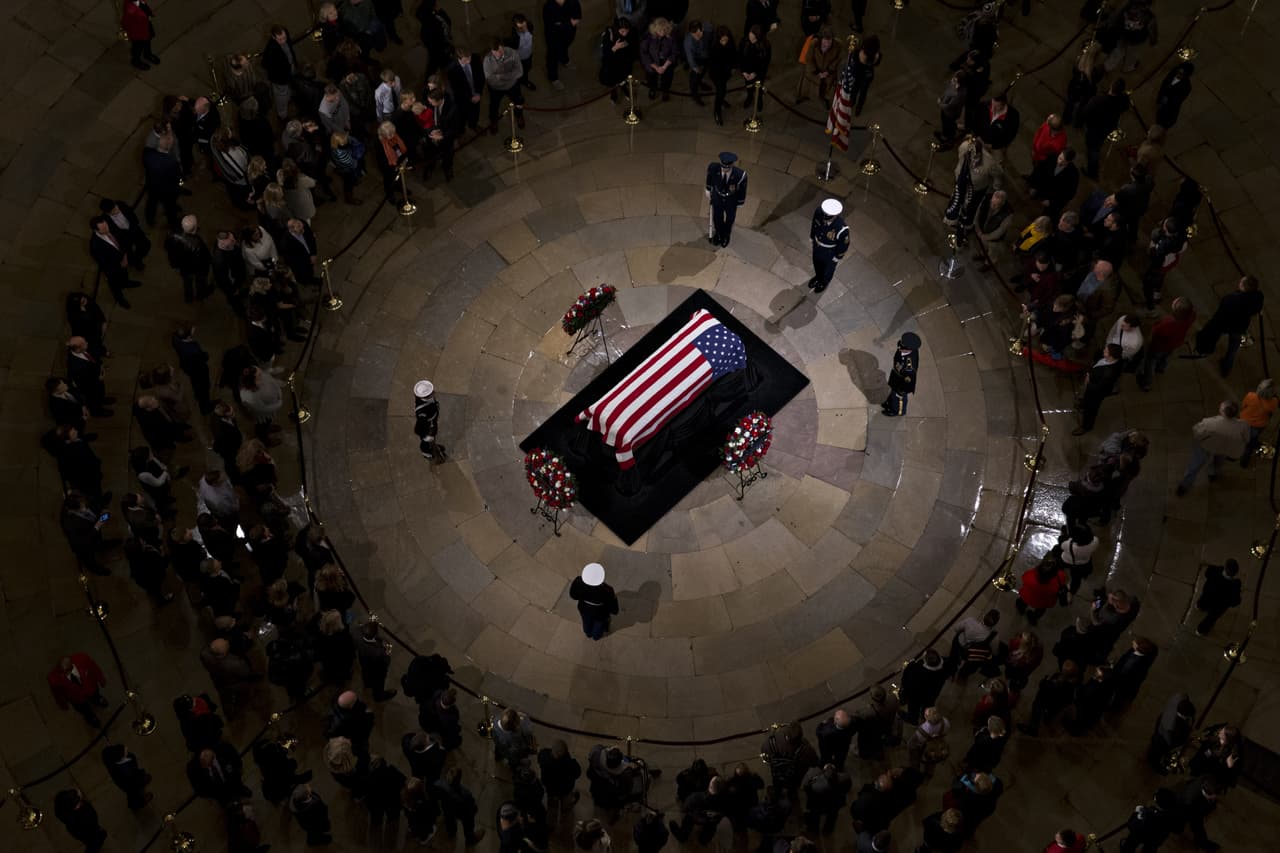 Ese día el cuerpo de Bush será llevado a la Catedral Nacional de Washington DC para su funeral de estado. Al final el Air Force One lo llevará de regreso a Houston para un segundo funeral local y será enterrado el jueves en terrenos de la Biblioteca Bush.