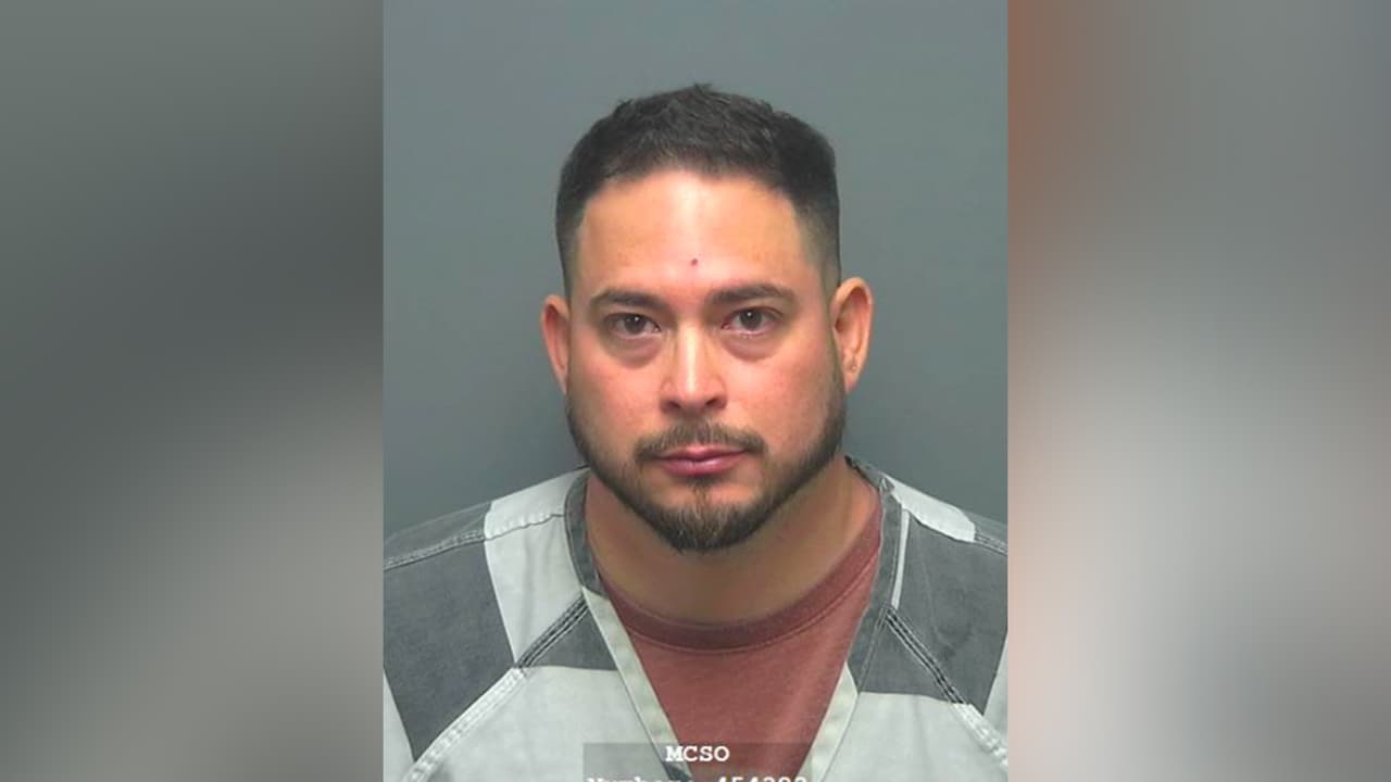 Edward Stewart Geddes, de 42 años, de Houston, Texas, enfrenta cargos por manipular evidencias.