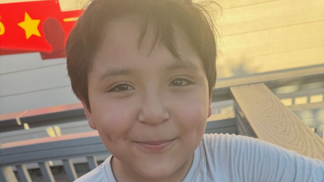 Los padres de familia recibieron un correo electrónico sobre un incidente que pasó en la escuela a la hora del lunch. Más tarde, recibieron otro donde informaban que Eren falleció, cuenta la mamá del compañero testigo a 
<i>Univision 45</i>.
<br>
<br>Pero la madre de familia está consternada y dice que no tienen información de qué pasó exactamente por parte del distrito escolar. 
<b>“La verdad sí estamos muy preocupadas. Nadie dice nada. No sabemos qué pasó… todos los de segundo grado que estuvieron ahí casi tienen la misma versión. Todos dicen lo mismo”, cuenta la mamá del compañero.</b>