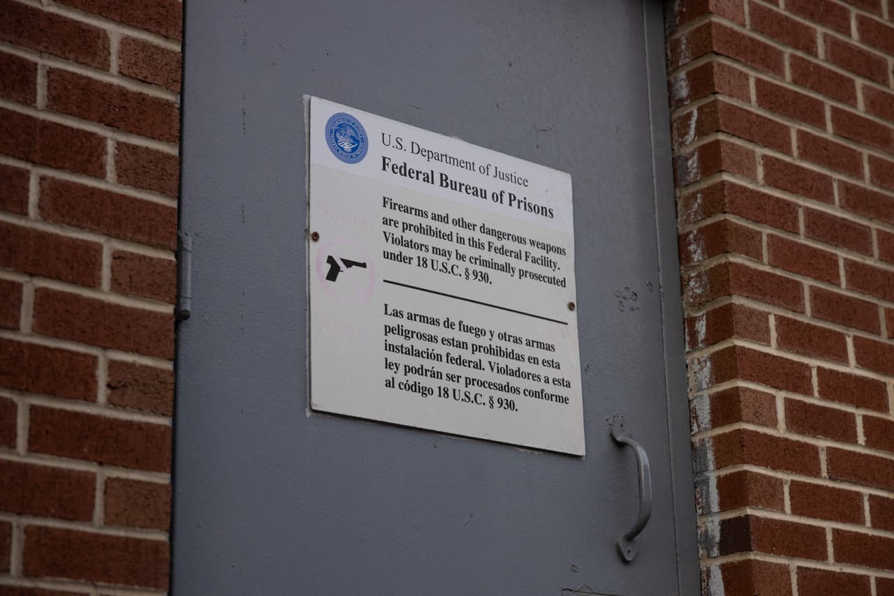 La gravedad de la situación ha llevado a algunos jueces federales a tomar medidas drásticas. Algunos se han negado a enviar acusados a esta prisión, mientras que otros han dictado sentencias reducidas debido a las condiciones allí imperantes. Por ejemplo, en enero de 2024, el juez federal de distrito Furman tomó la inusual medida de permitir que un acusado de 70 años permaneciera libre bajo fianza después de su condena por delitos de drogas, en lugar de encerrarlo en la cárcel de Brooklyn a la espera de la sentencia.