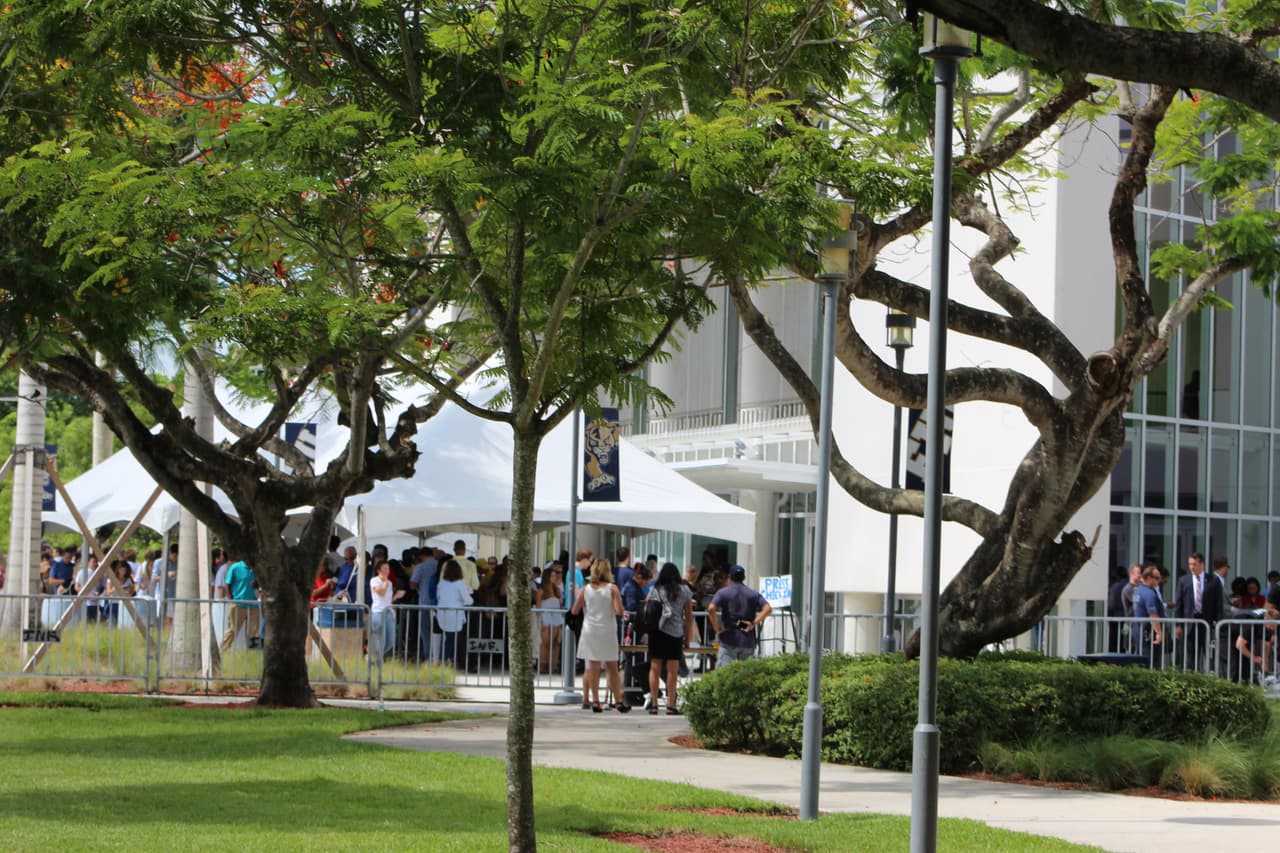 <b>Número 6:</b> Florida International University, Miami
<br>
<br>
<b>Cantidad total de estudiantes de pregrado: </b>41,038
<br>
<br>
<b>Porcentaje que son hispanos</b>: 67.1%
<br>
<br>
<b>Ranking en la categoría de universidades nacionales: </b>No está listada
<br>
<br>
<b>Precio matrícula para residentes del estado:</b> $6,556
<br>
<br>
<b>Precio matrícula para residentes afuera del estado: </b>$18,954
<br>
<br>Su población estudiantil es una de las 10 más extensas del país. Según la página web de la universidad, se enfoca mucho en investigación. Alberga además, tres museos: El Wolfsonian FIU, en in Miami Beach, El Museo Judío de Florida, también en Miami Beach y el Museo de Arte Frost en el campus de MMC.