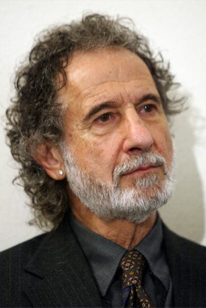 FRANK SERPICO. Es un oficial de policía retirado del Departamento de Policía de Nueva York (NYPD). Comenzó revelando al New York Times los sobornos que recibían sus compañeros por parte de criminales y cuando el caso escaló a las cortes en 1971 fue el primer oficial en declarar como testigo en un juicio en contra de la corrupción policial.