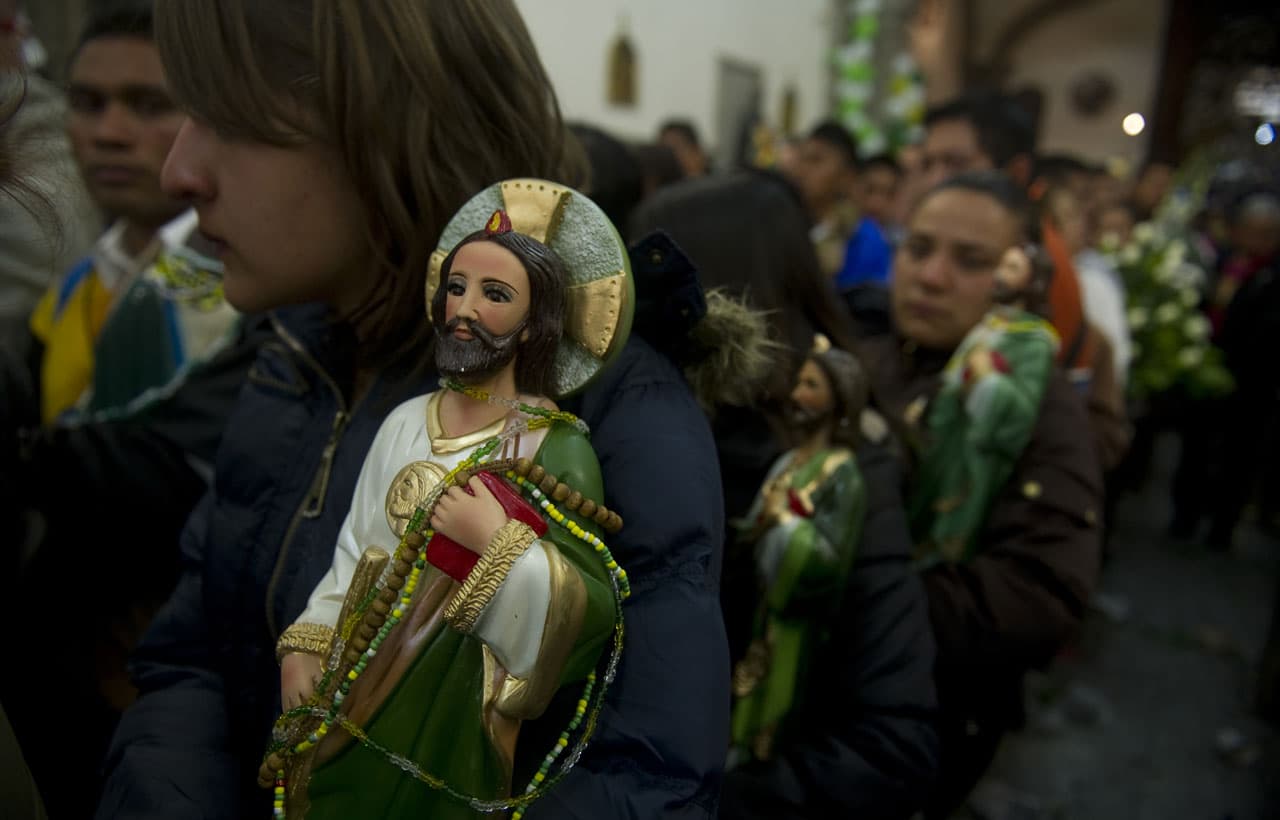 Una de sus representaciones más populares es que porta una imagen de Jesús, a veces con forma de medallón, en el pecho. Esto debido al parecido no sólo físico, sino también espiritual del popular santo con Él. Además lleva una llama de fuego en la cabeza porque recibió al Espíritu Santo en Pentecostés.