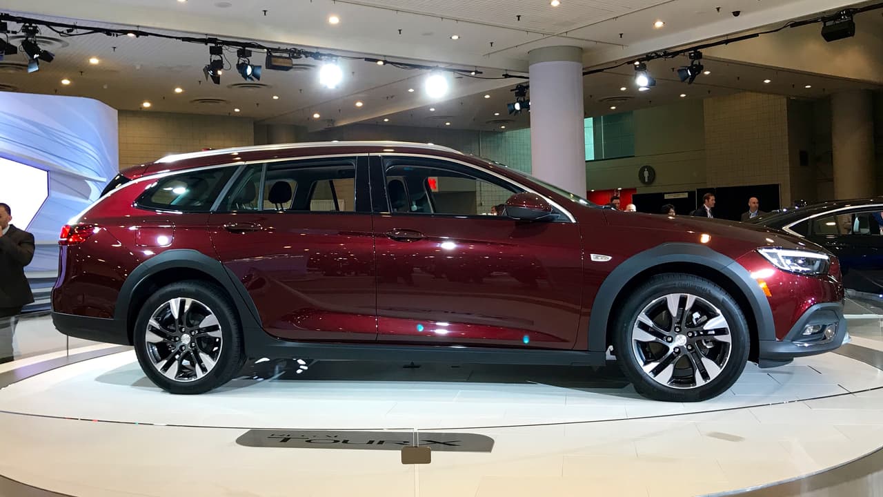 Buick ofrecerá un segundo modelo en la línea Regal. Se tarta de esta hermosa station wagon 
<b><a href="http://www.univision.com/noticias/buick/fotos-buick-regal-tourx-2018-fotos" target="_blank">Buick Regal TourX</a></b> con tracción en las 4 ruedas y un aspecto seductor y moderno. Tanto el Regal como la Regal TourX serán fabricados en Alemania.