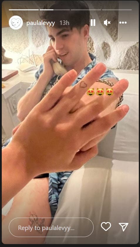 Luego, colgó esta otra en la que aparece con su novio. Ambas publicaciones permanecían en la cuenta de la joven hasta temprana hora de este martes 3 de mayo.