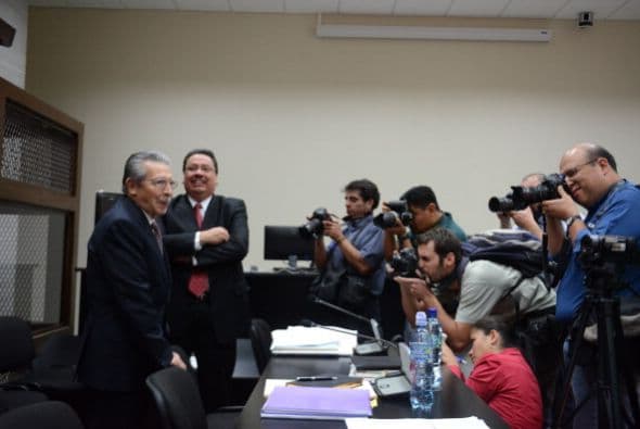 En las 84 declaraciones de testigos presentados por López, tampoco se menciona a Rodríguez como responsable de las matanzas, añadió. Calderón calificó la investigación del fiscal de "inútil" y dijo que López "quiere asustar con el petate del muerto".