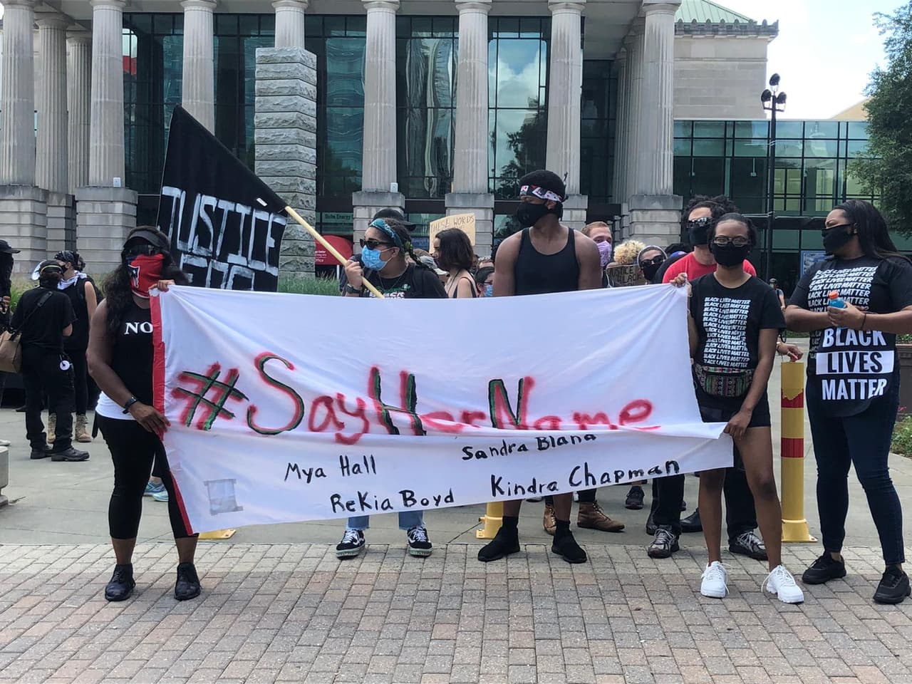 "Di su nombre", se leía en una de las pancartas.