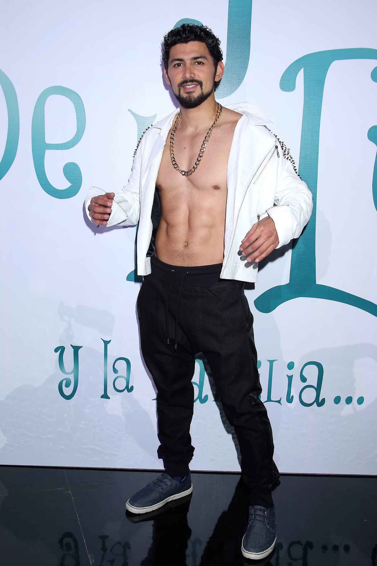 Igual se ha decantado por el mundo de la música y canta rancheras.