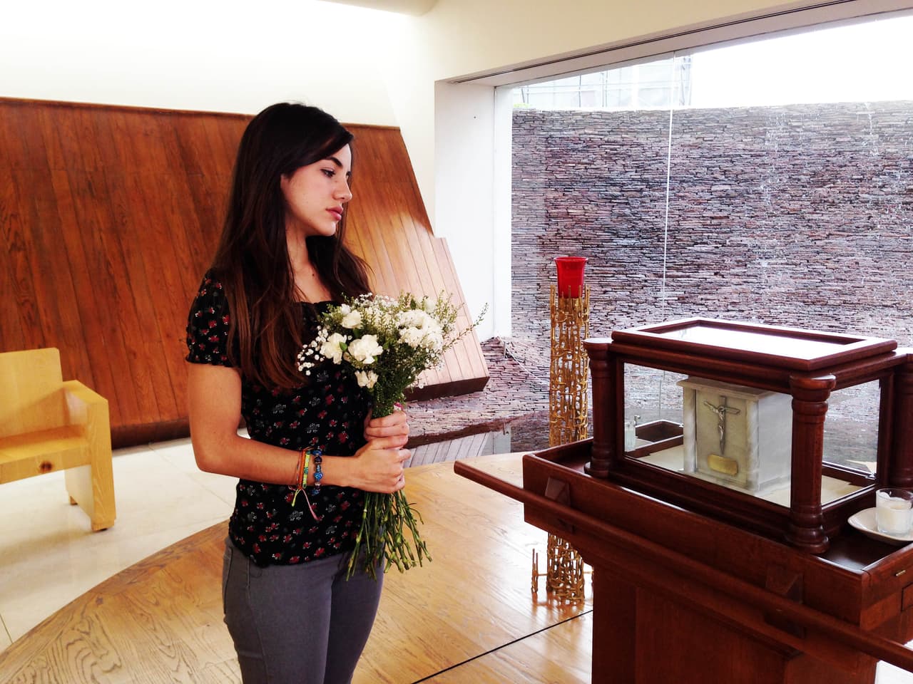 Ela Velden seguramente se enterneció con el momento, ver la urna de Tania le movió el corazón.