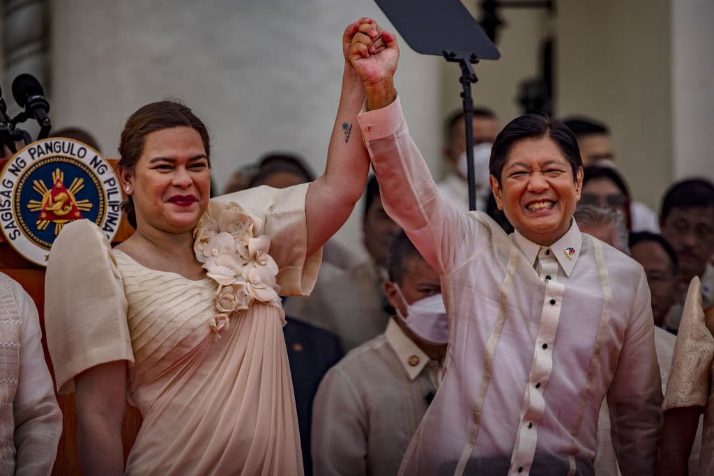 Ferdinand Marcos Jr., junto a Sara Duterte, posan para fotografías después de prestar juramento como próximo presidente y vicepresidenta el 30 de junio de 2022 en Manila, Filipinas.