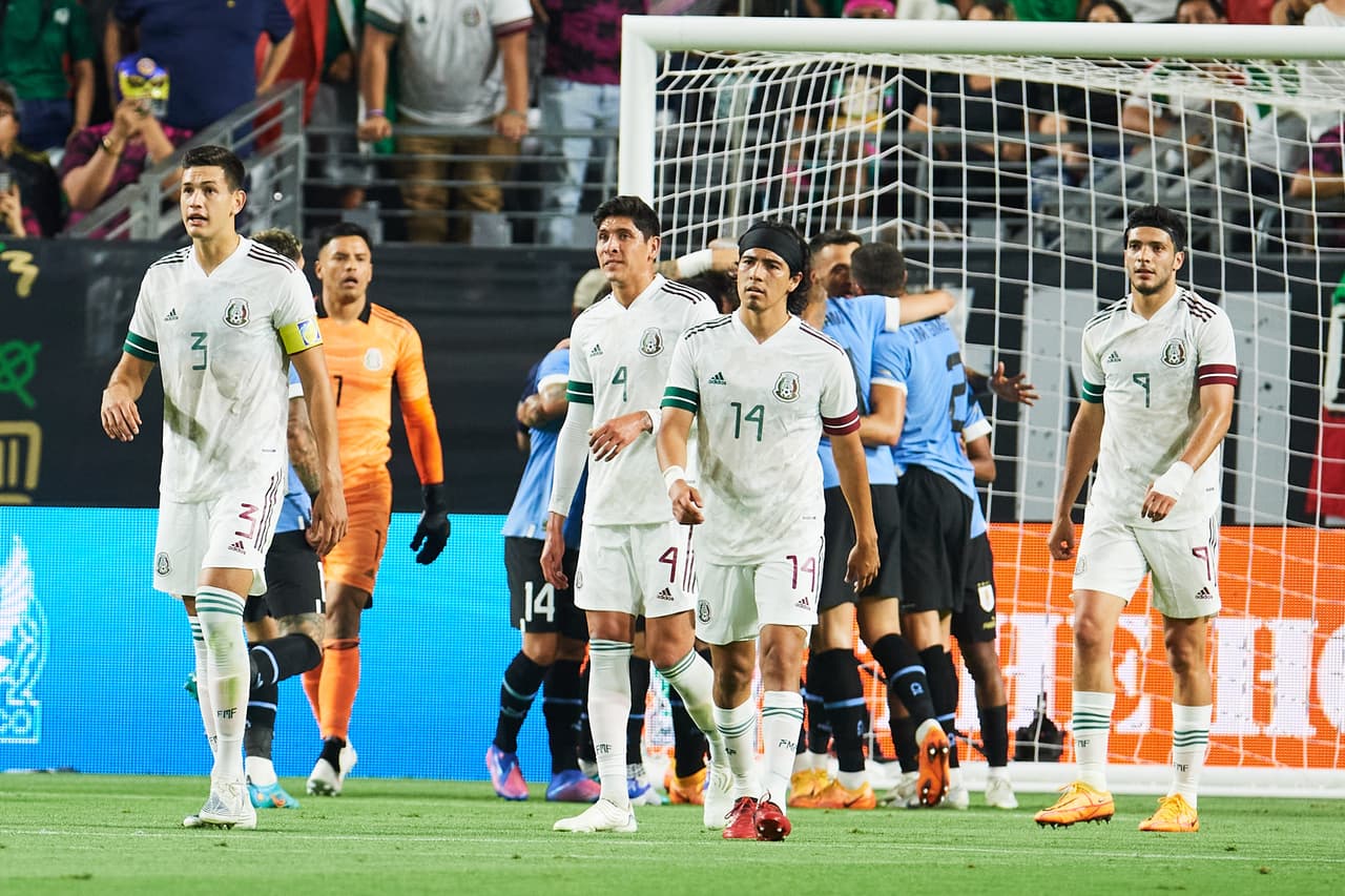 La selección mexicana tuvo uno de sus partidos más oscuros en la era del ‘Tata’ Martino y con doble de Edinson Cavani, Uruguay le pasó por encima a un Tri, que generó dudas, incertidumbre y preocupación a menos de 6 meses de Qatar 2022.