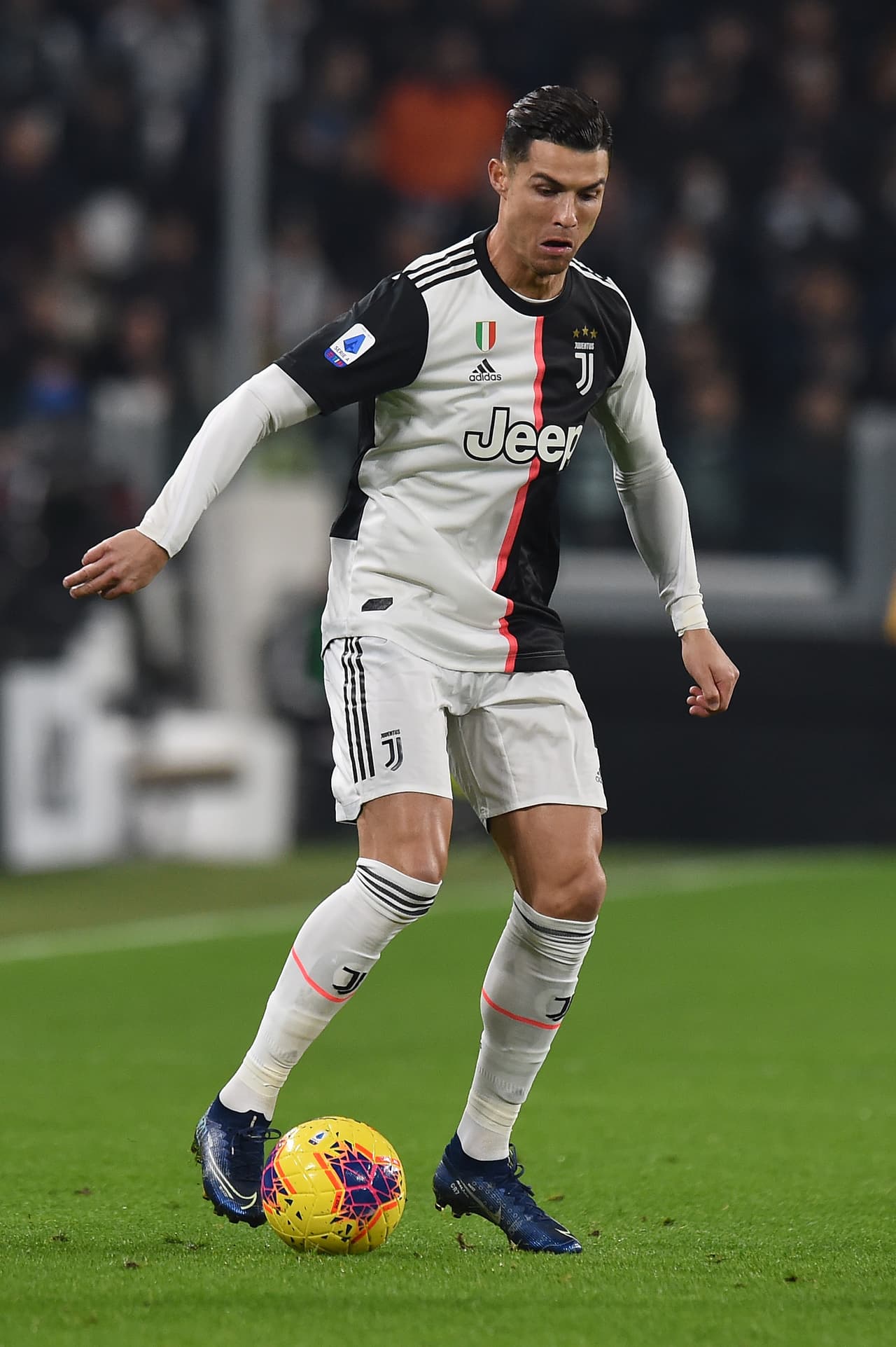 Paulo Dybala entra como cambio por Cristiano Ronaldo y le da la victoria la Juventus contra el Milán y sigue siendo líder de la tabla en la Serie A.