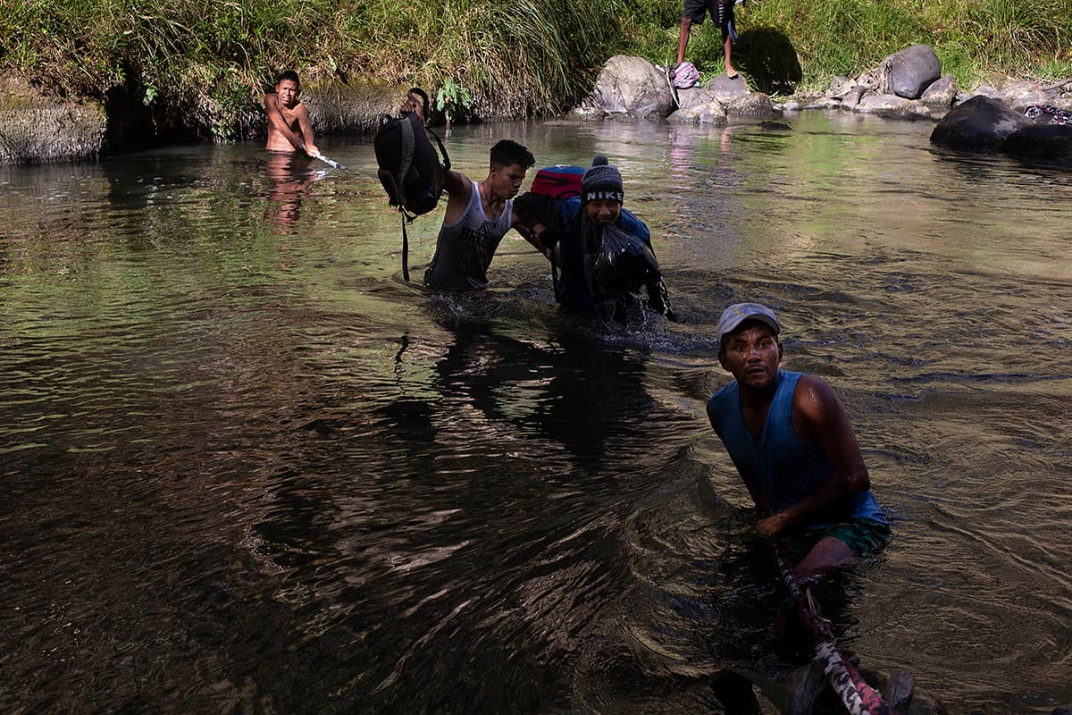 El río Guaitara, que pasa por debajo del puente internacional Rumichaca, es el principal obstáculo. En esta temporada está crecido y tiene mucha corriente.
