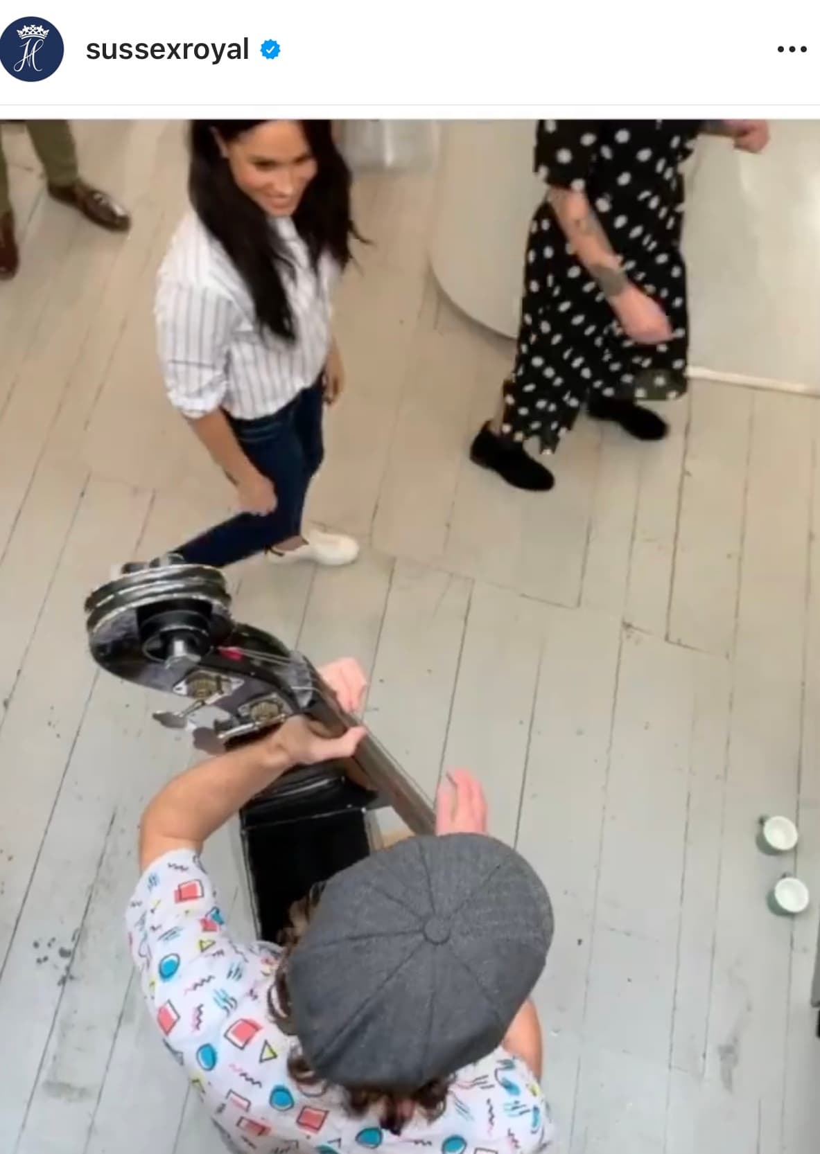 Para la ocasión, la duquesa uso jeans, tenis y una blusa.