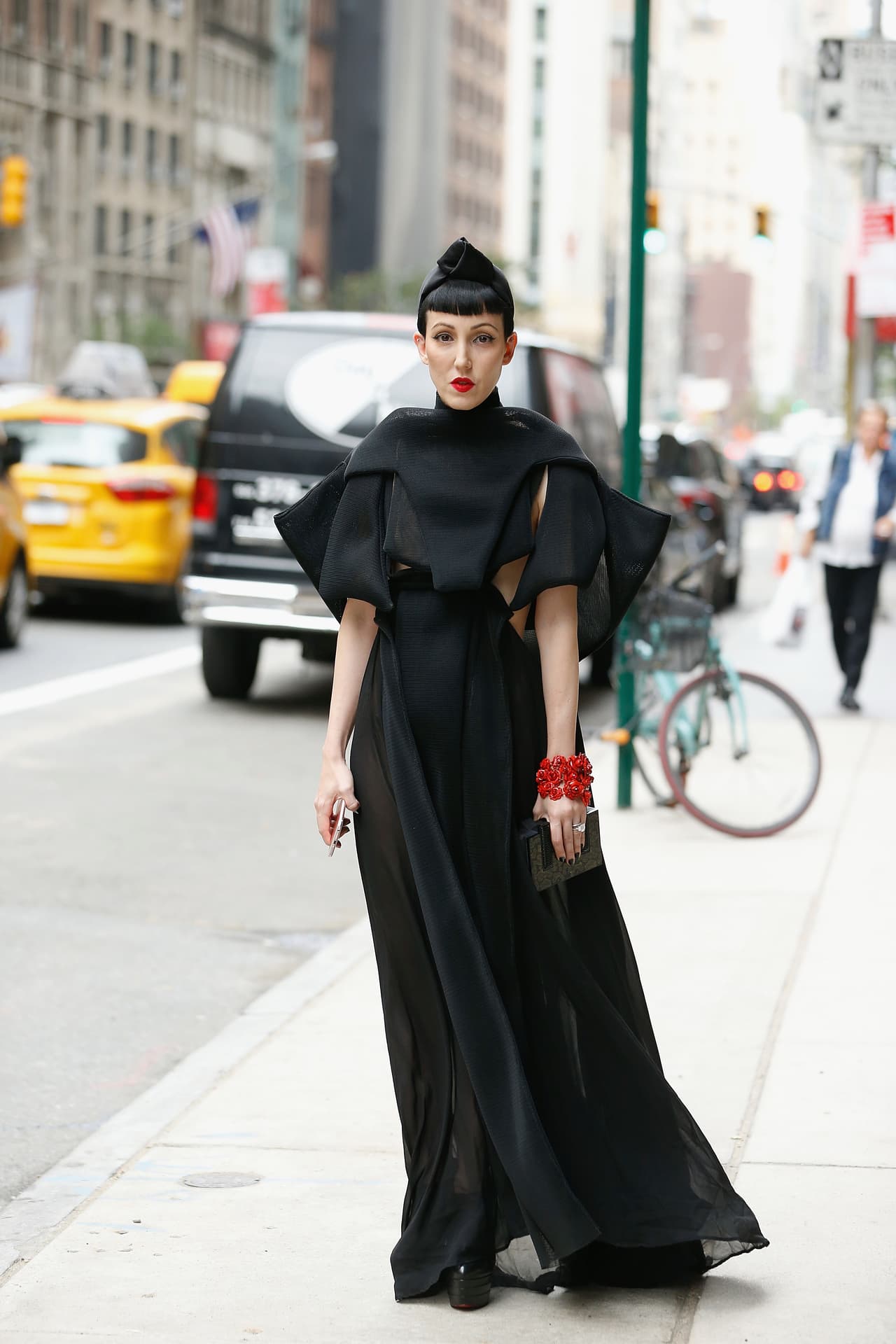 Pero en la pasarela más exigente, en las sofisticadas calles de Nueva York, otra colombiana, de un estilo muy diferente al de Sofía conquistó cada fiesta y evento de moda con su extrañeza. Michelle Harper se ha convertido en una celebridad que es invitada a todos los eventos más importantes de la gran manzana, su gran virtud hacer que la moda sea una declaración.