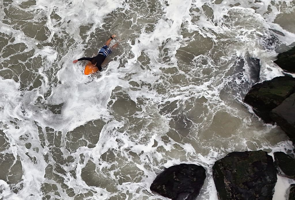 <b>En Coney Island, Luna Park ha cerrado en preparación para la tormenta.</b> Empleados del Departamento de Parques están patrullando la zona para vigilar a nadadores y surfistas, ya que las olas podrían alcanzar hasta 13 pies de altura.