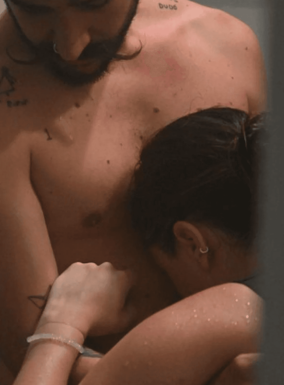 <h3 class="cms-H3-H3">Evaluna </h3>
<br>
<br>La pareja de cantantes
<a href="https://www.univision.com/famosos/evaluna-muestra-por-primera-vez-a-camilo-y-a-su-hija-juntos-en-un-tierno-baile-video" target="_blank">Evaluna y Camilo, le dieron la bienvenida a su hija Índigo</a> el pasado 9 de abril en lo que parece fue un intenso parto natural bajo el agua.