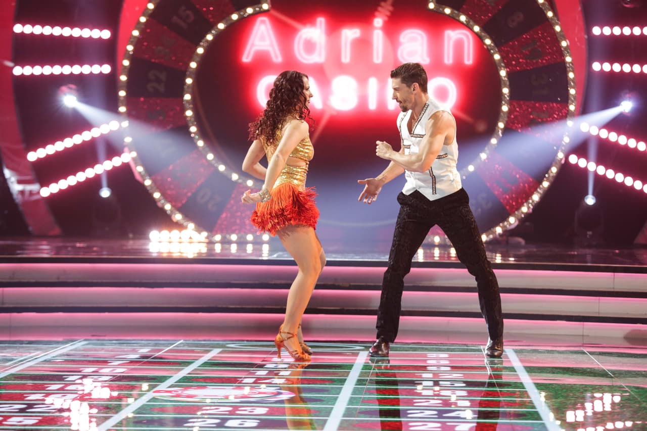 Como parte de la temática de la noche, 'Las Vegas', la coreografía contaba la historia de una pareja que recién se casó en esa ciudad.