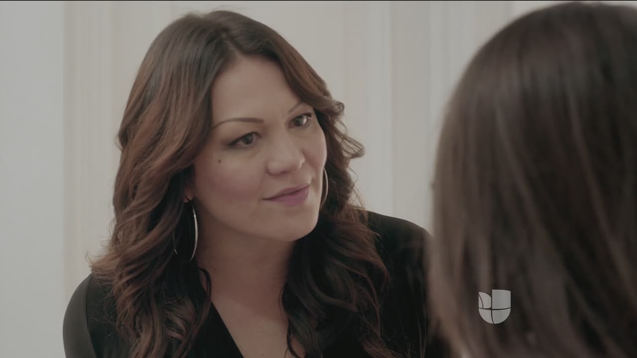 Jenni sigue muy molesta con Chiquis y le pidió a Julie que no la deje entrar a su casa.