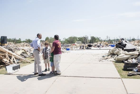 Obama recorrió las destrozadas calles de Vilonia.