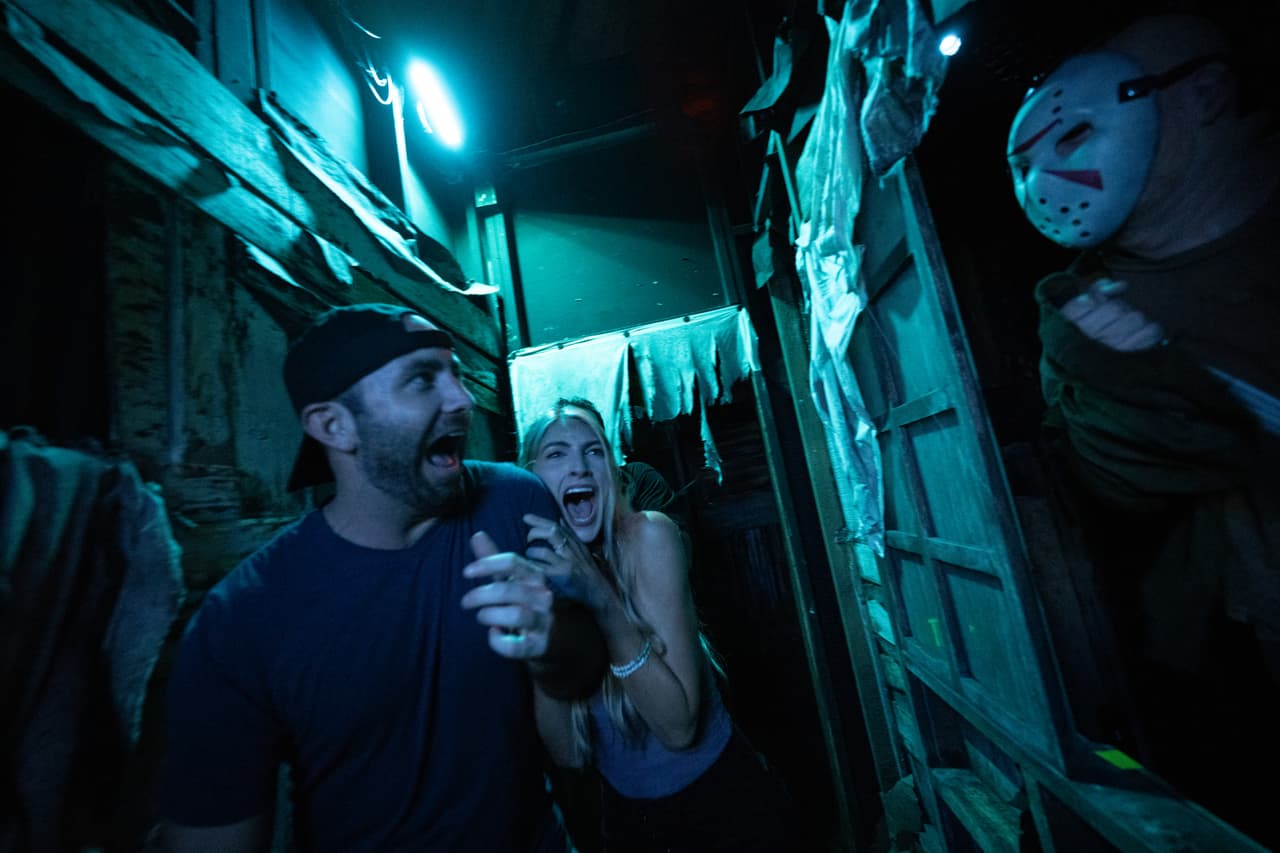 Halloween Horror Nights 2025 transforma Universal Orlando en un parque lleno de terror y experiencias inmersivas.