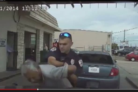 Un anciano de 76 años fue agredido físicamente y recibió dos descargas eléctricas a  manos de un oficial.