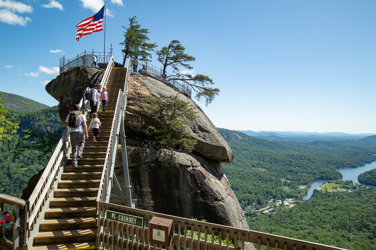 También puedes caminar por Outcroppings Trail, casi 500 escalones, hasta la cima de la roca que le da nombre al parque. Una vez allí, las vistas de 360 grados son tuyas.