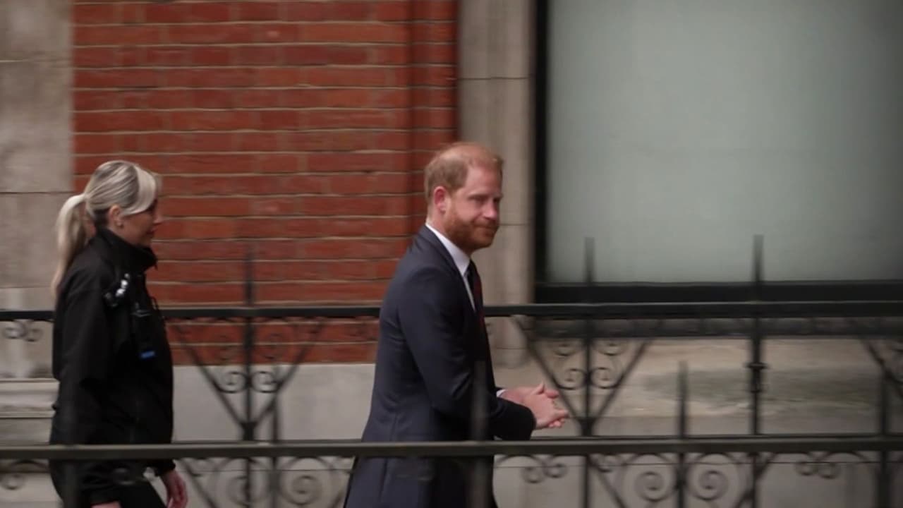 Príncipe Harry regresa a Londres para seguir batalla legal contra acoso mediático
