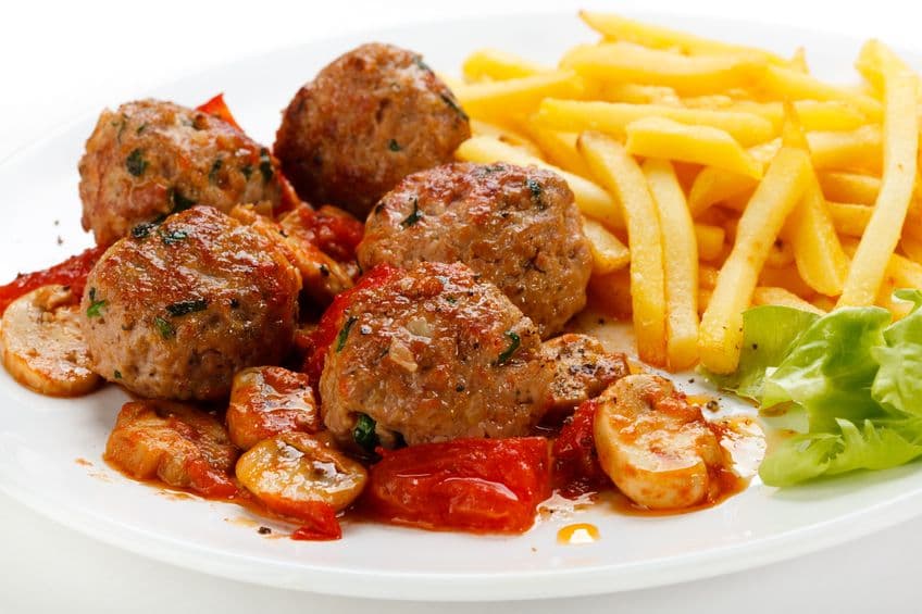 Albóndigas (meatloaf ) al horno con papas fritas y ensalada de vegetales frescos.