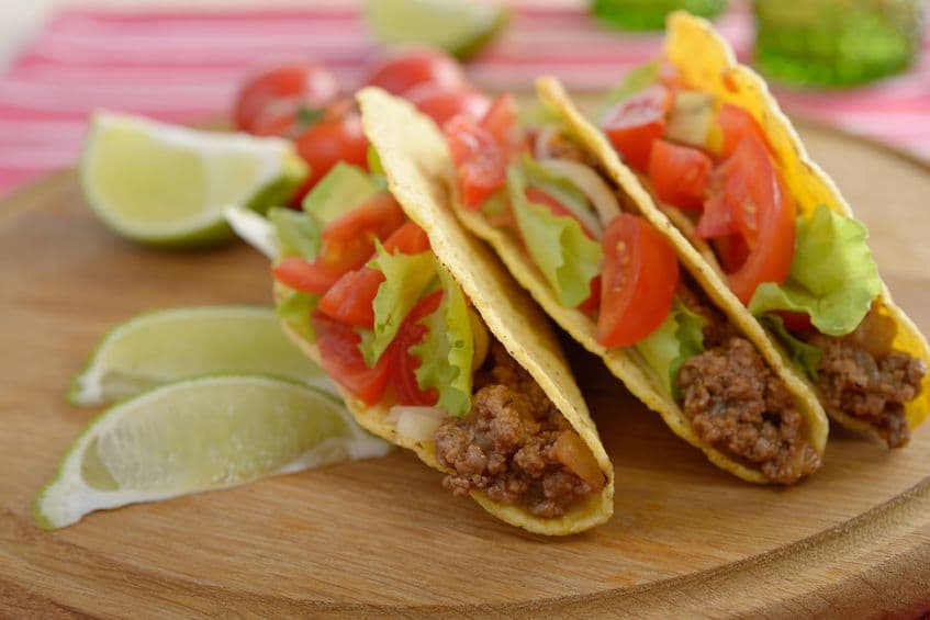 Tacos con carne fresca molida y vegetales.