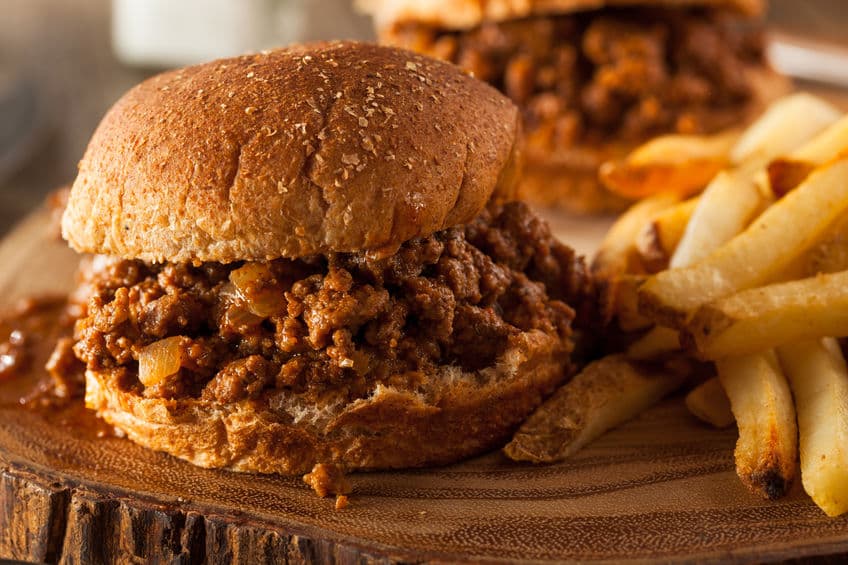 Sloppy Joe, pan de hamburguesas relleno de carne al barbecue y papas fritas.