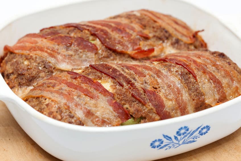 Albóndiga de carne molida, vegetales y cubierta con tocino. Ésta es otra manera de hacer los famosos meatloaf.