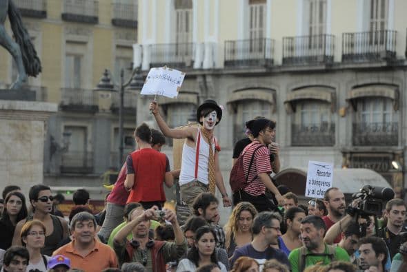 12 de mayo. El movimiento de los Indignados españoles anuncia que volverán a concentrarse en la madrileña Puerta del Sol. Los desencantados con el modelo político y financiero imperante desbordaron la víspera las calles y plazas de toda España para rememorar la eclosión del Movimiento 15-M, nacido tras las multitudinarias manifestaciones del 15 de mayo de 2011.