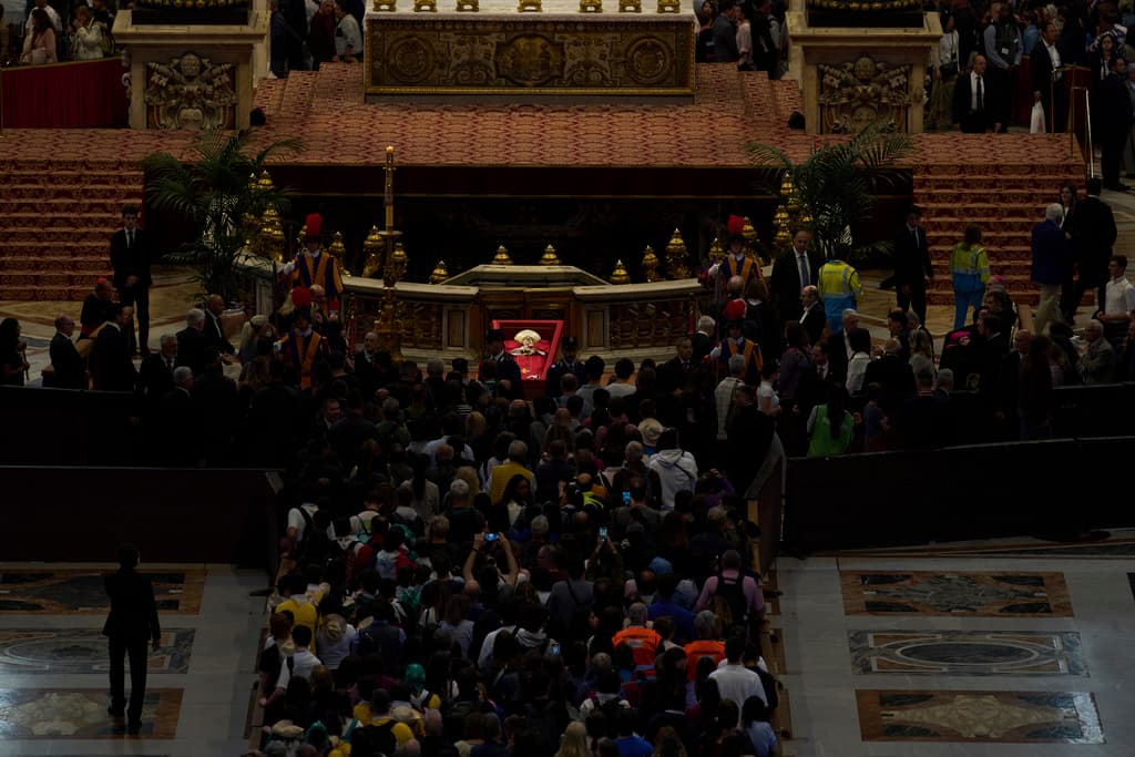 El cuerpo del papa Francisco descansa en la Basílica de San Pedro del Vaticano, el viernes 25 de abril de 2025, donde permaneció tres días en capilla ardiente. (Foto AP/Domenico Stinellis)