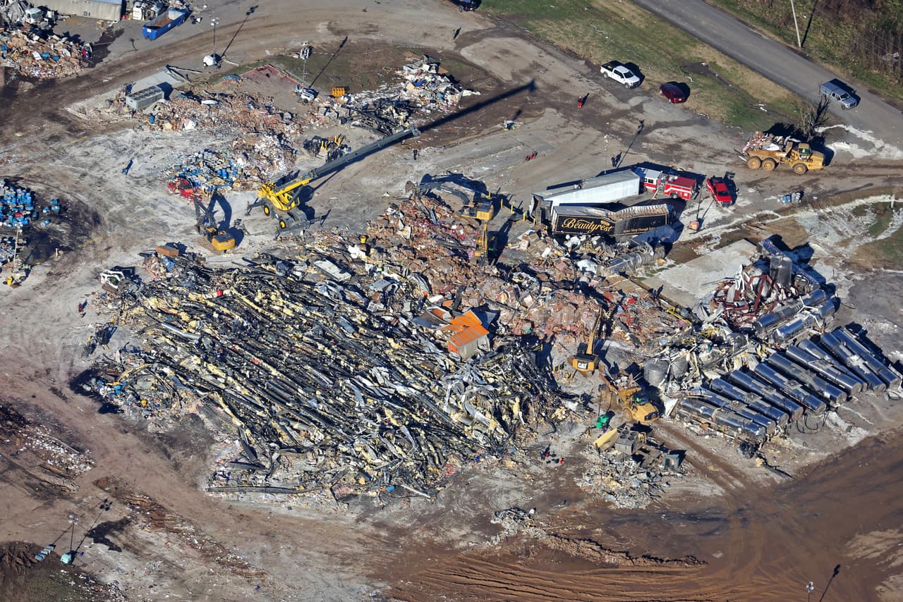 <b>1.</b> 
<b>Fábrica de velas Mayfield Consumer Products</b>, de Mayfield, Kentucky: en donde 
<a href="https://www.univision.com/noticias/asi-quedo-destrozada-por-el-tornado-la-fabrica-de-velas-de-mayfield-con-mas-de-100-trabajadores-dentro-video">murieron nueve trabajadores por un potente tornado</a> que destrozó el lugar.