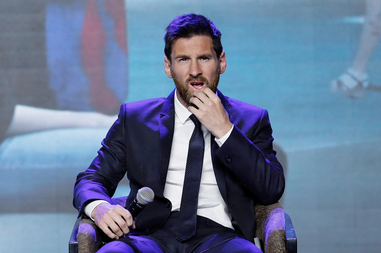 9. Mientras que Lionel Messi se decidió por un diseño de Giorgio Armani. Se dice que será un modelo clásico y conservador, sin excentricidades ni cosas raras como los vestidos con los que
<i> </i>sorprendió varias galas del Balón de Oro.