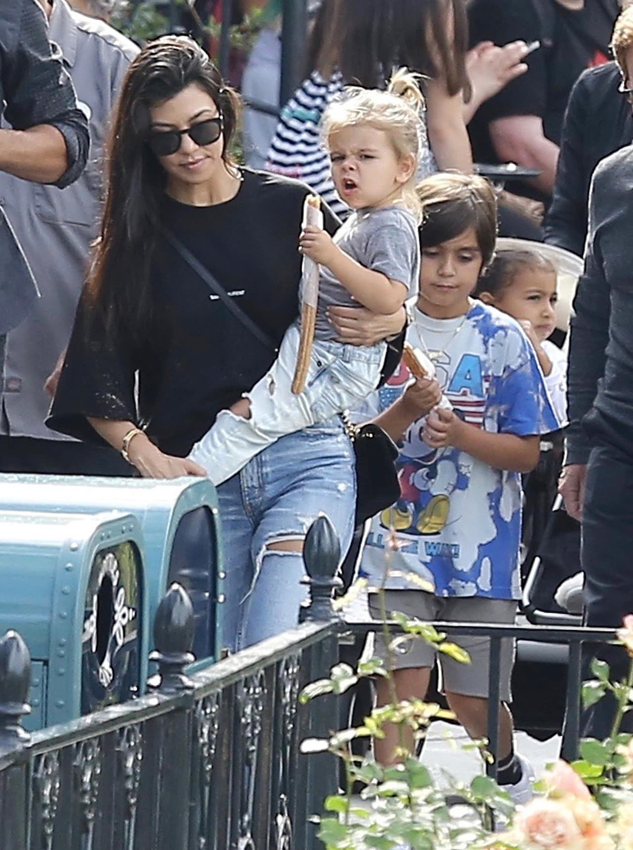 Kourtney, Scott y los chicos disfrutaron de juegos clásicos como 'It's A Small World', 'Thunder Mountain', 'Dumbo' y 'Mr Toad's Wild Adventure'.