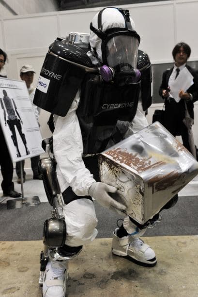 Esta versión del "HAL", como se conoce al traje mecánico desarrollado por Cyberdine, contiene materiales metálicos que funcionan como escudo ante la radiación y, aunque pesa unos 70 kilos, facilita la movilidad mediante un sistema de motores, informó la agencia local Kyodo.