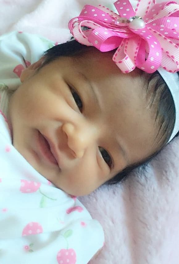 Giulietta siempre bien peinadita, con un bonito moño que le hizo su mamá.