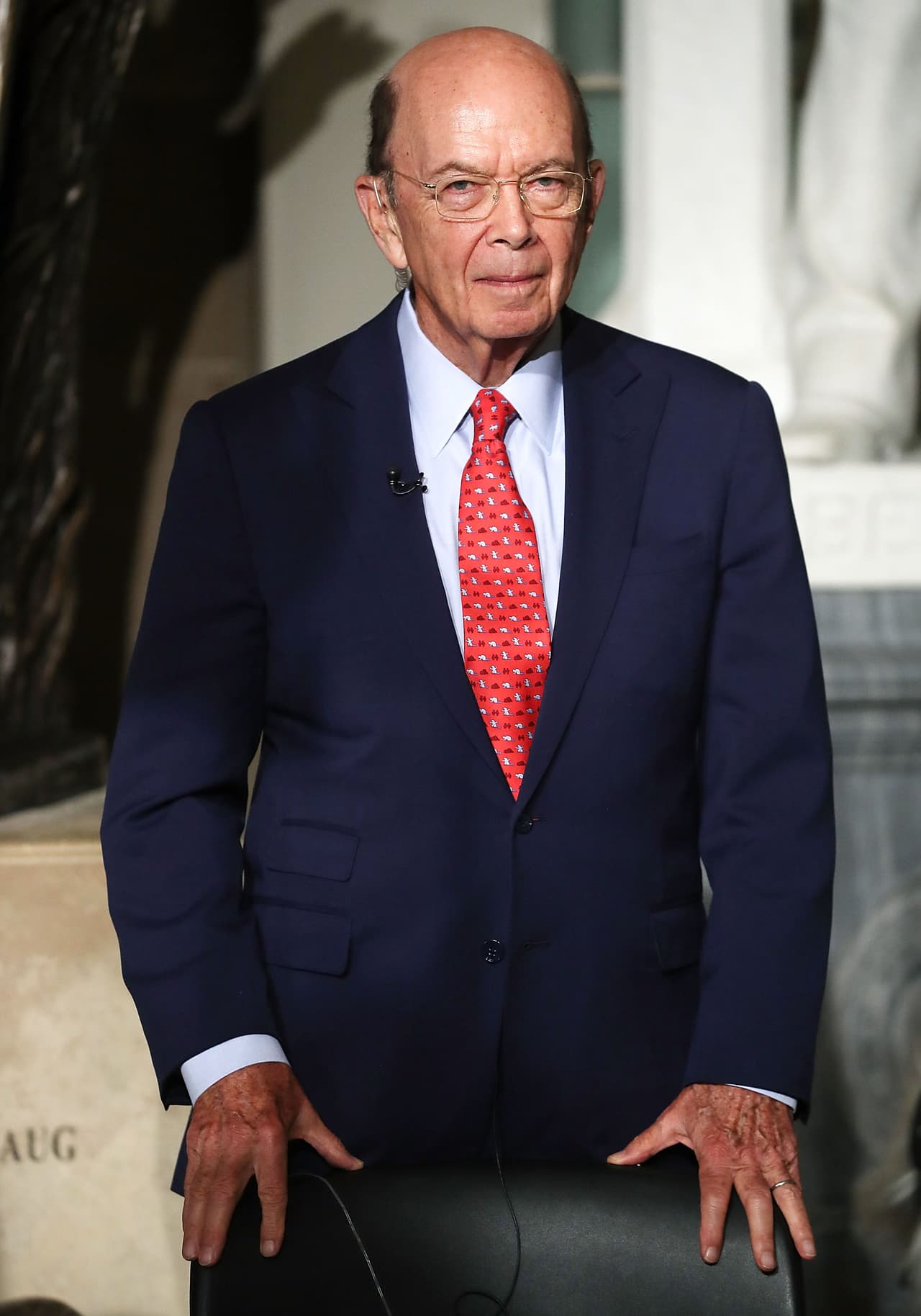 El recién confirmado Secretario de Comercio, Wilbur Ross, se prepara para una entrevista antes de la presentación del presidente en el parlamento.
<br>