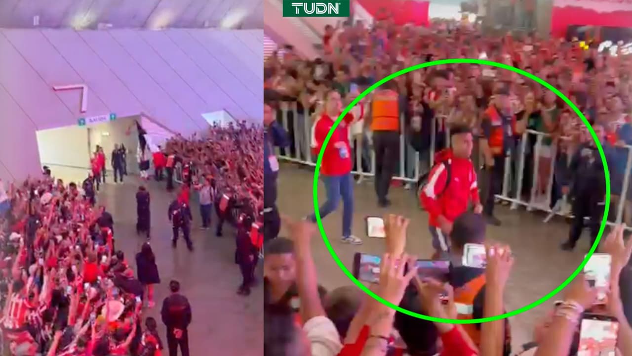 Aficionados de Chivas realizan un épico y brutal pasillo previo al partido vs. Tigres