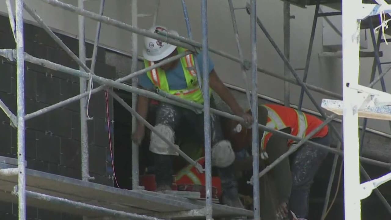 Falta de mano de obra en construcción en California urge hasta 350 mil trabajadores