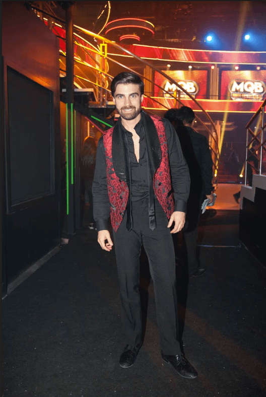 En la segunda gala,
<a href="https://www.univision.com/shows/mira-quien-baila/por-una-cabeza-el-tango-que-encumbro-a-santiago-ramundo-video"><b> bailó el tango 'Por una cabeza'</b></a> que le mereció el reconocimiento del mejor de la noche. De esa forma, pudo regalarle una casa a una familia mexicana afectada por el sismo del 19 de septiembre.